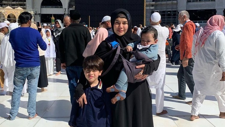 Nikita Mirzani mengajak anak-anaknya untuk melaksanakan ibadah umrah. Ia kerepotan nih membawa dua anak pergi umrah. Simak cerita umrah Nikita di sini ya, Bun.