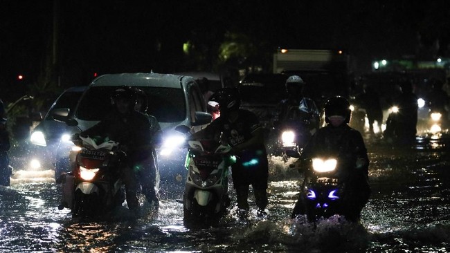 Sejumlah wilayah di Kota Surabaya, Jawa Timur, terendam banjir semalam, Kamis (30/12), akibat hujan deras disertai angin kencang sepanjang siang hingga sore.