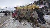 FOTO: Cuaca Buruk Melanda Pakistan dan Afghanistan Cuaca buruk yang ditandai dengan bencana tanah longsor, banjir, hingga musim dingin tengah menimpa Pakistan dan Afghanistan dalam beberapa hari terakhir.