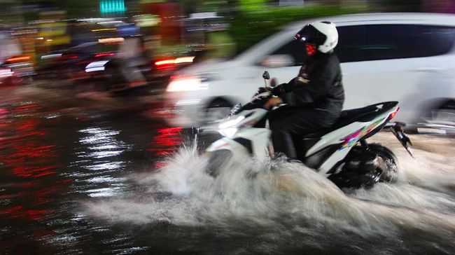 Pemkot mengatakan tumpukan sampah di pertokoan turut memicu penyumbatan saluran air sehingga berbuntut banjir Surabaya.
