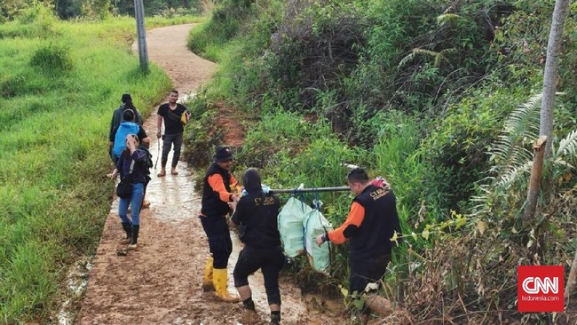 Tim CT Arsa Foundation harus menembus jalur ekstrem untuk mengantarkan bantuan kepada korban longsor dan banjir di Bogor.