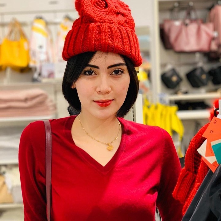 <p>Namanya menjadi ramai dibicarakan setelah ikut mengomentari kasus Siwi Sidi yang dituding sebagai simpanan petinggi Garuda. Namun, penampilan Arfita pun tak kalah cantik lho. Tampil casual serba merah, ibu satu anak ini cantik banget kan, Bun. (Foto: Instagram @arfitadwip)</p>