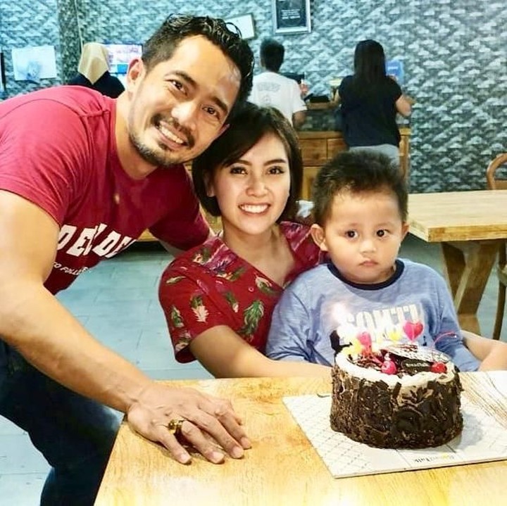 <p>Untungnya, keduanya mampu melewati badai pernikahan dan bersatu kembali. Kini, keduanya dikaruniai seorang putra bernama Marco Armanda Blessio Carlos. (Foto: Instagram @arfitadwip)</p>