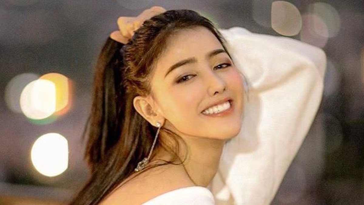 Penampilan pramugari Garuda Siwi Sidi saat konperensi pers menjadi sorotan&period; Wajahnya dinilai berbeda dengan foto yang diunggah di media sosial miliknya&period;