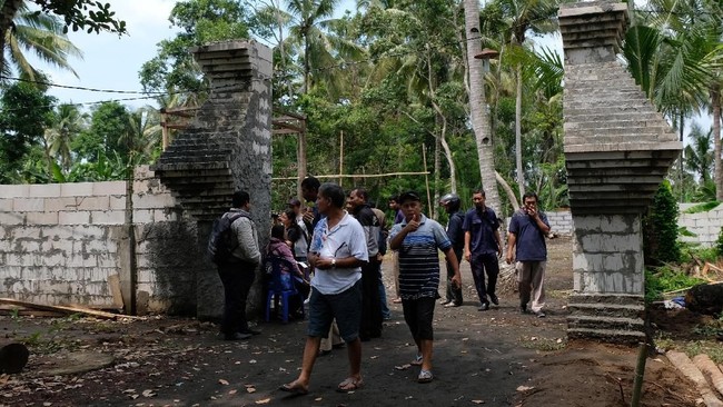 Akses masuk Keraton Agung Sejagat di Desa Pogung Jurutengah, Purworejo, dipasangi garis polisi dan warga yang datang tidak boleh masuk lokasi.