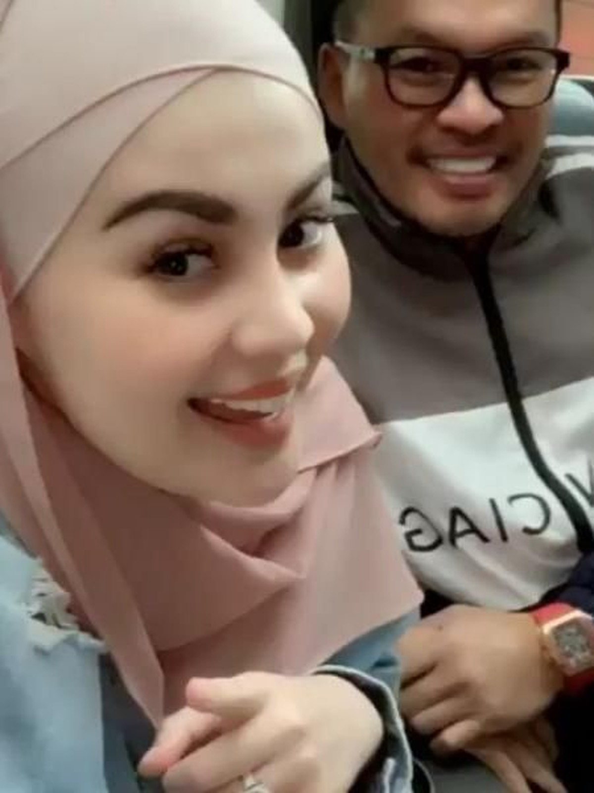 Kemesraan Jennifer Dunn dan Faisal Harris yang baru saja menikmati liburannya bersama keluarga ke Jepang menjadi sorotan&period; 