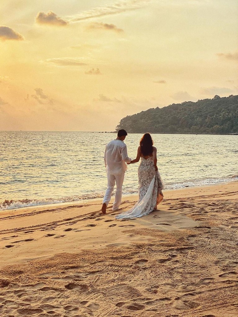 Mike Lewis saat ini tengah menikmati liburan di Kamboja sekaligus melakukan foto prewedding bersama kekasihnya, Janisaa Pradja.
