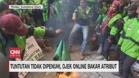 VIDEO: Tuntutan Tidak Dipenuhi, Ojek Online Bakar Atribut