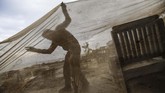 NYALANG: Terbelenggu Mimpi Masa Depan Puluhan imigran yang terapung di Laut Mediterania hingga kelabu musim salju di Moskow mengisi foto-foto unik pilihan CNNIndonesia.com pekan ini.