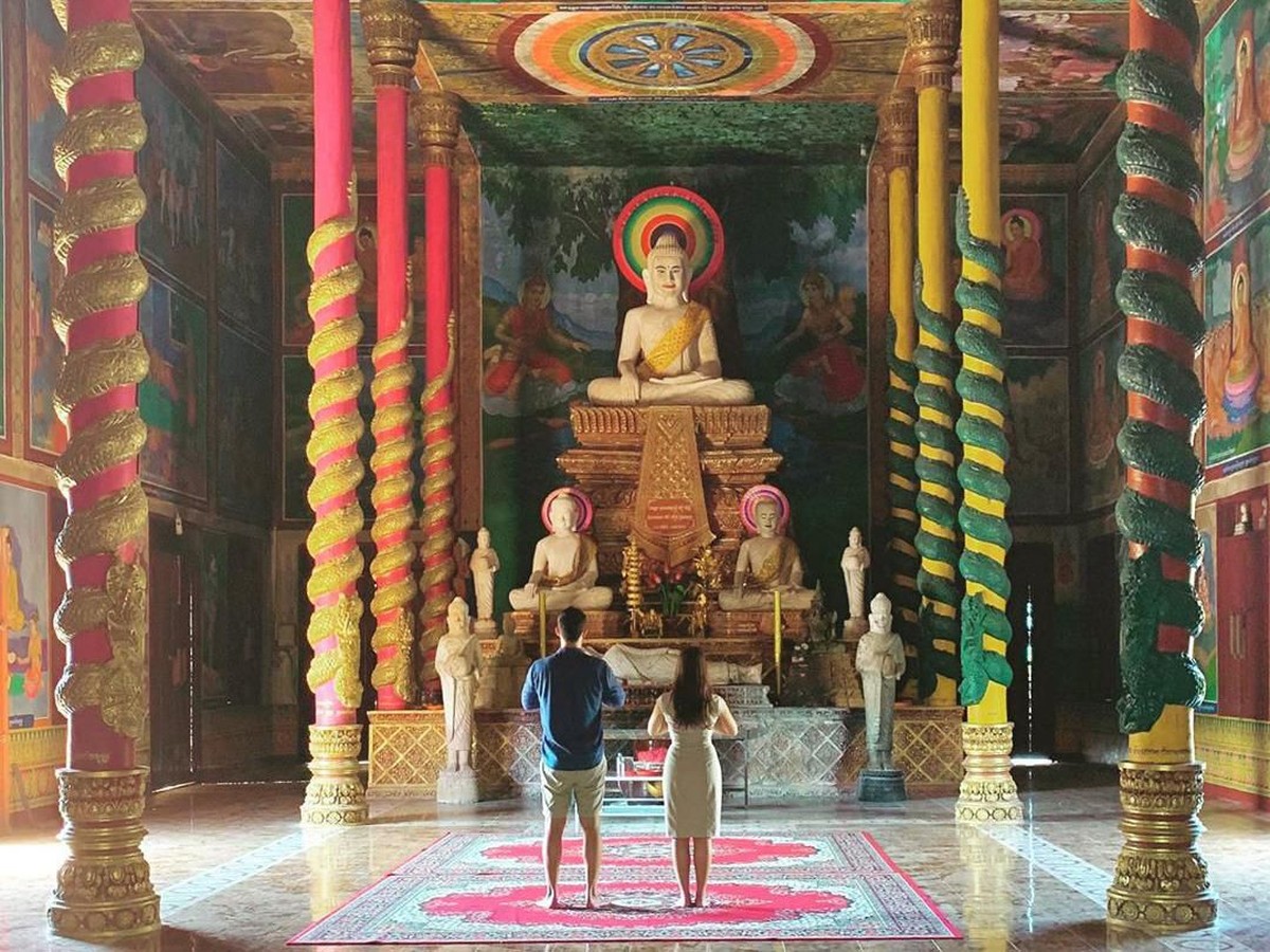 Mike Lewis saat ini tengah menikmati liburan di Kamboja sekaligus melakukan foto prewedding bersama kekasihnya&comma; Janisaa Pradja&period;