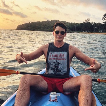 Mike Lewis Unggah Foto Dirawat di RS dengan Luka Perban di Bahu, Ada Apa?