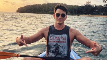 Mike Lewis Unggah Foto Dirawat di RS dengan Luka Perban di Bahu, Ada Apa?
