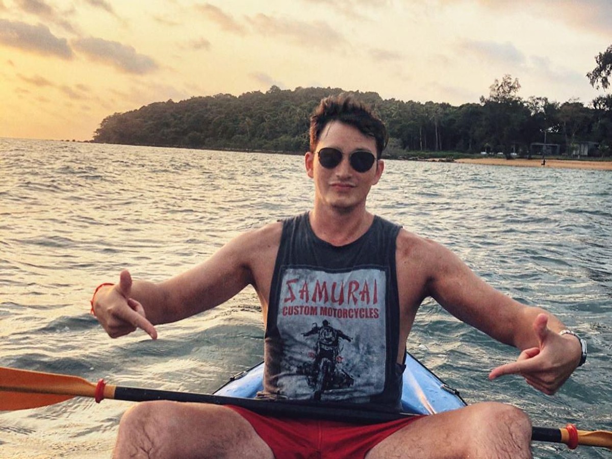 Mike Lewis saat ini tengah menikmati liburan di Kamboja sekaligus melakukan foto prewedding bersama kekasihnya&comma; Janisaa Pradja&period;