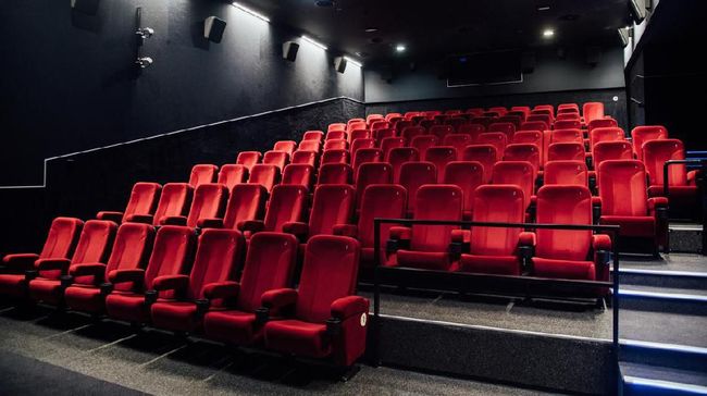 Jaringan bioskop Indonesia siap beroperasi kembali, Kamis (16/9). Sejumlah syarat harus dipenuhi ketika mau masuk bioskop,  seperti aplikasi PeduliLindungi.
