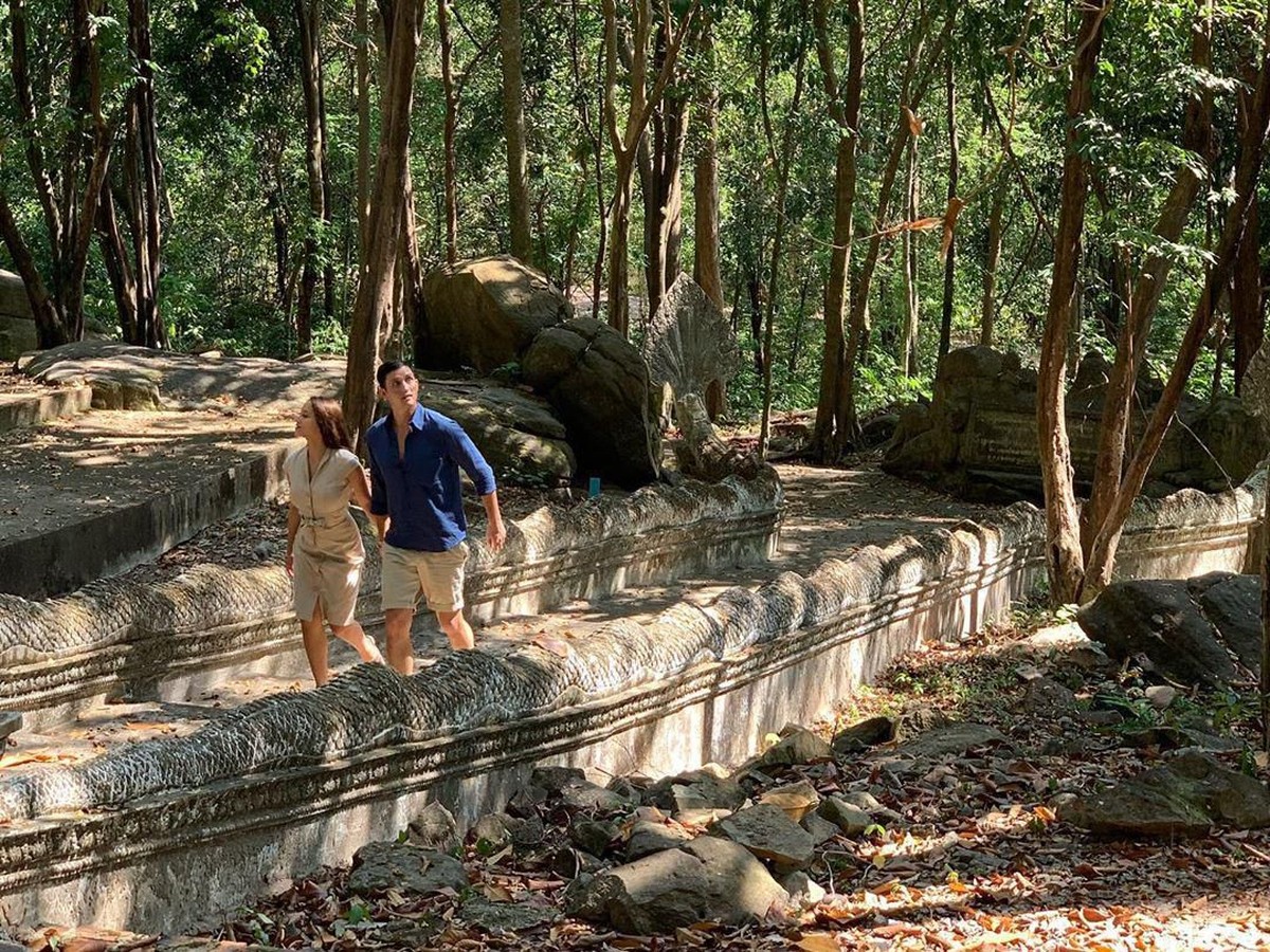 Mike Lewis saat ini tengah menikmati liburan di Kamboja sekaligus melakukan foto prewedding bersama kekasihnya&comma; Janisaa Pradja&period;