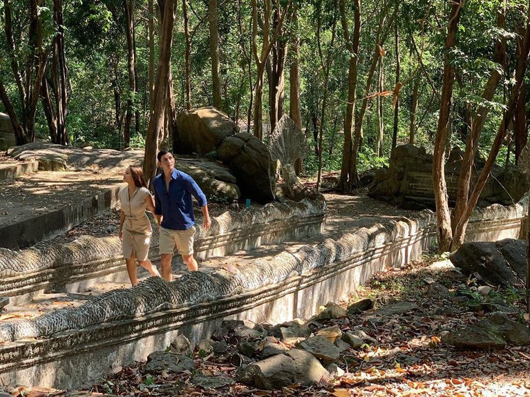 Mike Lewis saat ini tengah menikmati liburan di Kamboja sekaligus melakukan foto prewedding bersama kekasihnya, Janisaa Pradja.