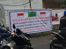 Ketua GOIB Serahkan Spanduk Tolak Bioskop Dekat Masjid PGC ke Polisi