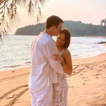 7 Potret Mesra Mike Lewis dan Kekasih Liburan sambil Prewedding