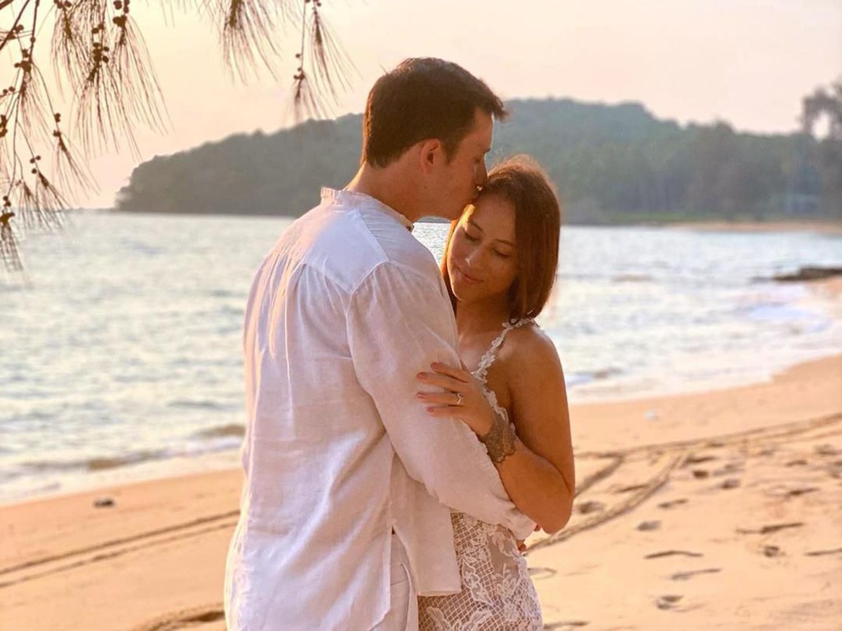 Mike Lewis saat ini tengah menikmati liburan di Kamboja sekaligus melakukan foto prewedding bersama kekasihnya&comma; Janisaa Pradja&period;