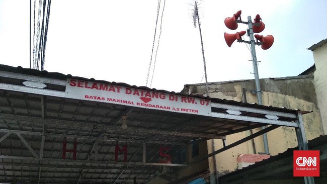 Sejumlah warga yang ditemui di Bidara Cina dan Pengadegan mengaku tak mendengar suara dari pengeras suara soal peringatan sebelum banjir tahun baru.