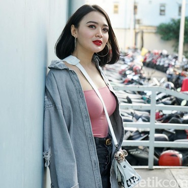 Wika Salim Tutorial Cuci Baju dengan Wajah Sensual, Netter Gaduh