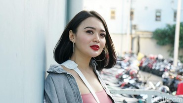 Wika Salim Tutorial Cuci Baju dengan Wajah Sensual, Netter Gaduh