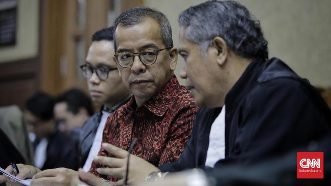 Terdakwa suap pengadaan pesawat dan mesin pesawat dari Airbus S.A.S dan Rolls-Royce P.L.C pada Garuda Indonesia Emirsyah Satar menjalani sidang lanjutan di Pengadilan Tipikor, Jakarta, Kamis (16/1/2020). Sidang tersebut beragendakan mendengarkan keterangan saksi.