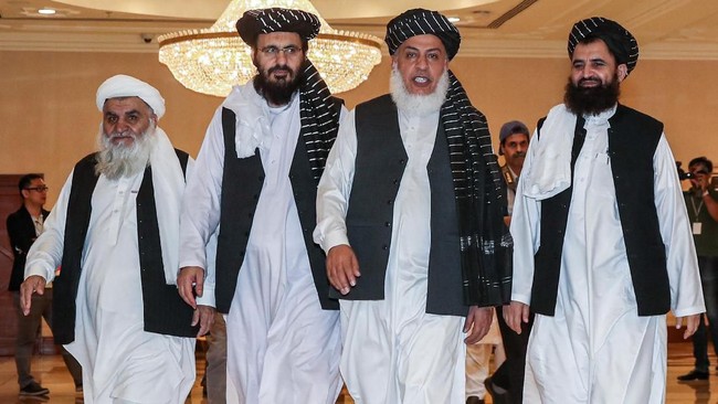 Mohammad Nabi Omari (C-L), a Taliban member formerly held by the US at Guantanamo Bay and reportedly released in 2014 in a prisoner exchange, Taliban negotiator Abbas Stanikzai (C-R), and former Taliban intelligence deputy Mawlawi Abdul Haq Wasiq (R) walk with another Taliban member during the second day of the Intra Afghan Dialogue talks in the Qatari capital Doha on July 8, 2019. - Dozens of powerful Afghans met with a Taliban delegation on July 8, amid separate talks between the US and the insurgents seeking to end 18 years of war. The separate intra-Afghan talks are attended by around 60 delegates, including political figures, women and other Afghan stakeholders. (Photo by KARIM JAAFAR / AFP)