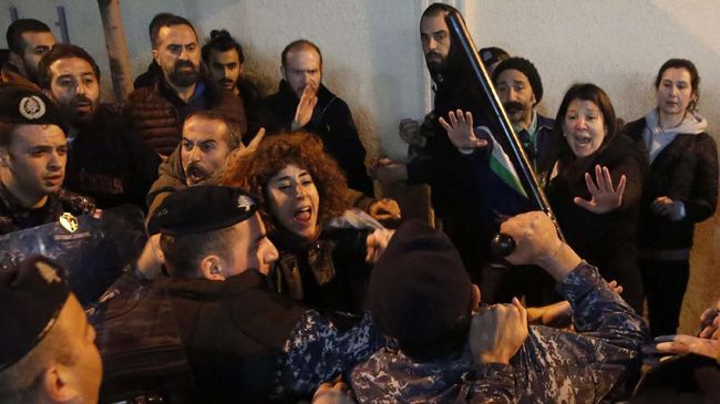 Menteri Luar Negeri Libanon Mundur di Tengah Krisis Ekonomi Menlu Libanon Nassif Hitti mengundurkan diri sebagai bentuk protes terhadap kegagalan pemerintah setempat untuk mengatasi krisis ekonomi.