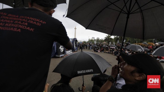 Selama ini berkas-berkas penyelidikan kasus HAM berat kerap bolak-balik antara Kejaksaan Agung dan Komnas HAM.
