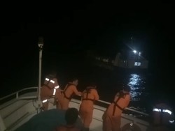 Kapal Muatan Mobil Terhenti di Tengah Laut Banggai