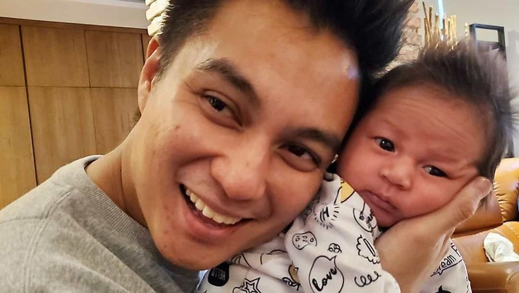 Baim Wong rela enggak tidur sampai jam tiga pagi demi menemani putranya, Kiano Tiger Wong. Jadi orang tua muda memang harus selalu pasang badan ya, Bunda?