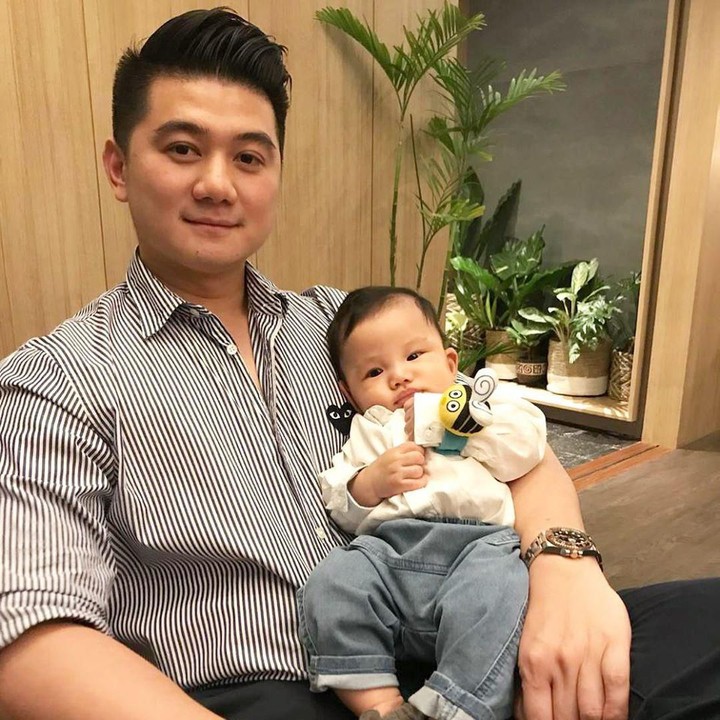 <p>Di akun media sosialnya, Chef Arnold kerap membagikan momen kebersamaan dengan sang buah hati. Salah satunya ketika mereka tampil rapi seperti dalam foto ini, Bun. (Foto: Instagram @arnoldpo)</p>