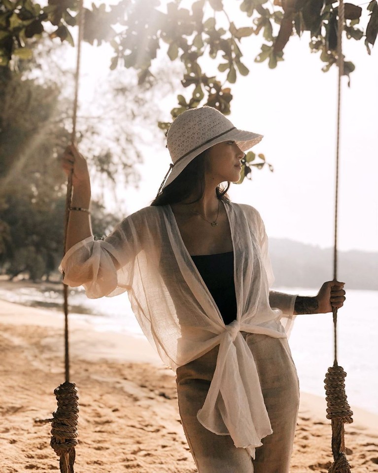 Calon istri Mike Lewis, Janisaa Pradja memang hobi mememerkan tubuhnya. Ia tak segan mengunggah foto memakai bikini hingga lingeri di Instagramnya.