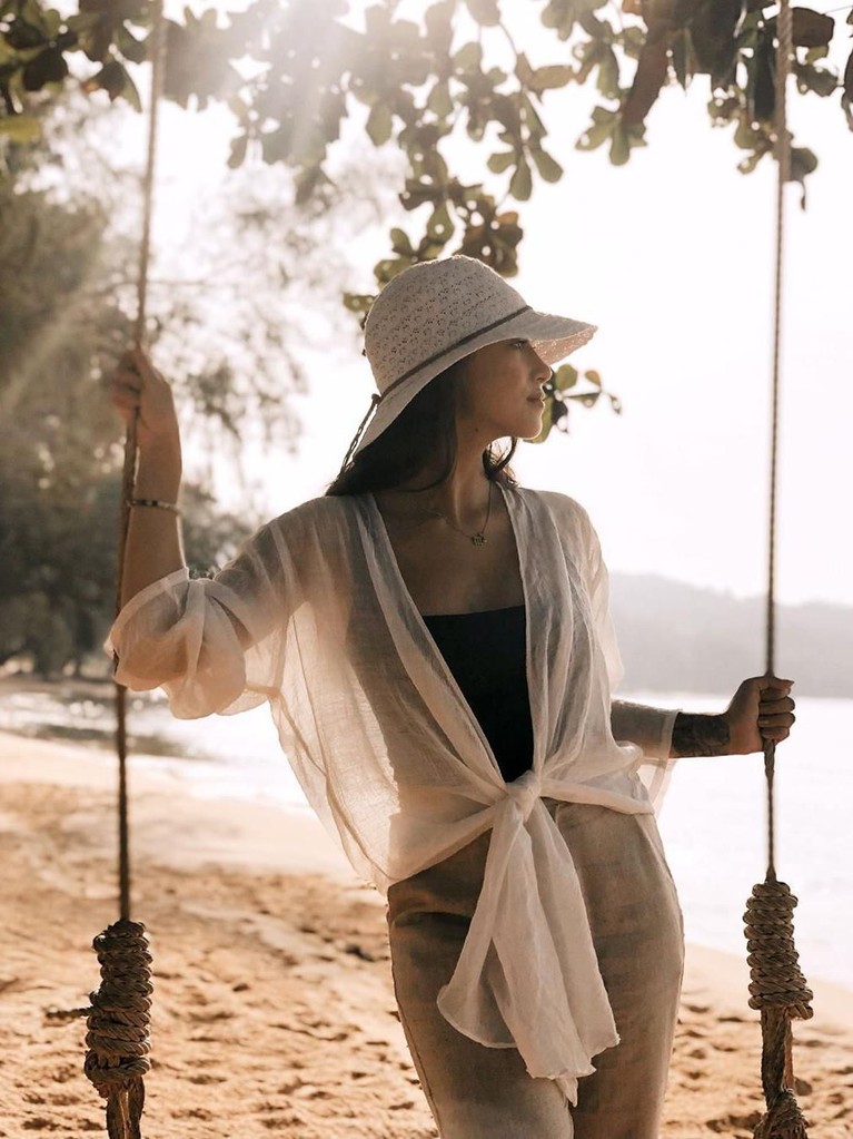 Mike Lewis saat ini tengah menikmati liburan di Kamboja sekaligus melakukan foto prewedding bersama kekasihnya, Janisaa Pradja.