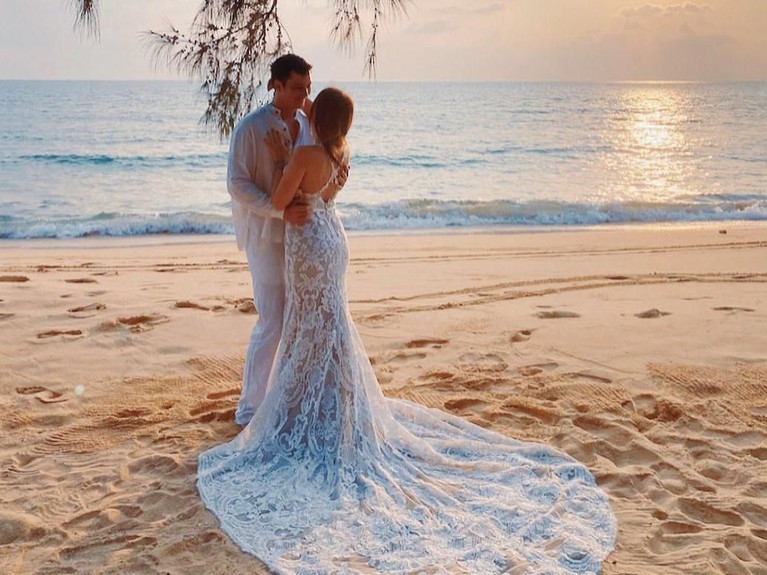 Mike Lewis saat ini tengah menikmati liburan di Kamboja sekaligus melakukan foto prewedding bersama kekasihnya, Janisaa Pradja.