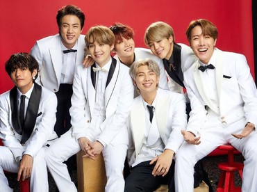 BTS Main Petak Umpet dengan Ashton Kutcher, Siapa yang Menang?