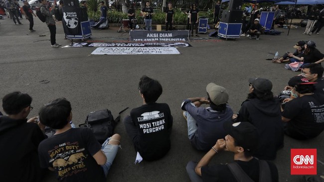 Aktivis Jaringan Solidaritas Korban untuk Keadilan mengikuti aksi 13 tahun Kamisan di depan Istana Merdeka, Jakarta, Kamis, 16 Januari 2020. Dalam aksi tersebut mereka meminta kepada Presiden Joko Widodo untuk menepati janji menyelesaikan kasus-kasus pelanggaran HAM berat masa lalu.
