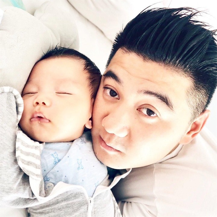 <p>Gimana? Arthur mirip banget kan dengan sang ayah. (Foto: Instagram @arnoldpo)</p>