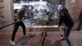 FOTO : Demo Libanon Kembali Membara Aksi demonstrasi yang kembali terjadi di Beirut, Libanon, pada Rabu (15/1) kemarin berakhir rusuh.