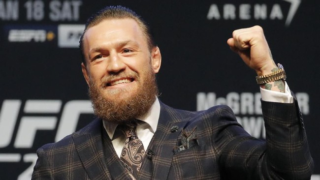 Momen kocak terjadi ketika Conor McGregor melakukan wawancara jelang melawan Dustin Poirier. McGregor kaget dan tertawa melihat Max Holloway bermain skateboard.