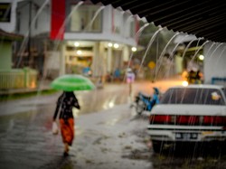 Menerobos Derasnya Hujan