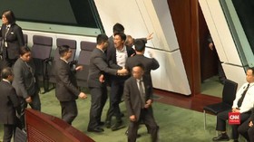 VIDEO: Oposisi Hong Kong Dikeluarkan saat Rapat Dewan
