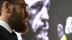 McGregor Jalan Pakai Tongkat Usai Dihajar Poirier di UFC 257