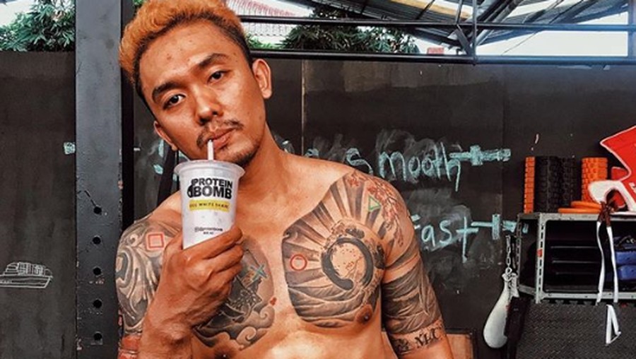 Komika Uus baru-baru ini memposting foto cuma pakai boxer di tempat pemusatan kebugaran.