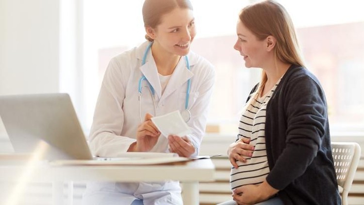 persiapan melahirkan A pregnant woman in courses for expectant mothers.