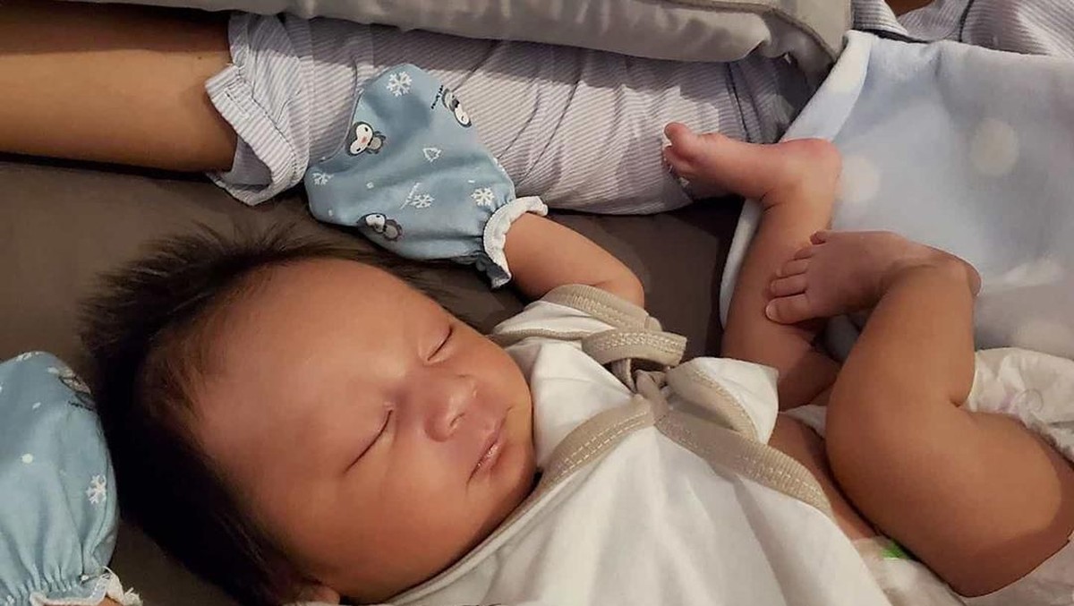 Intip potret gemash nan konyol ala anak pertama Baim Wong dan Paula Veerhoeven&comma; Kiano Tiger Wong&comma; yang berhasil mencuri perhatian netizen di media sosial&period;