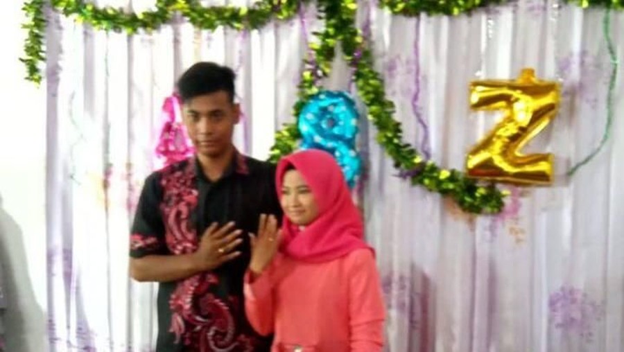 Kisah asmara antara Ponari si dukun cilik dengan Aminatuz Zuroh, dari awal pertemuan hingga keduanya resmi terikat dalam hubungan pertunangan.