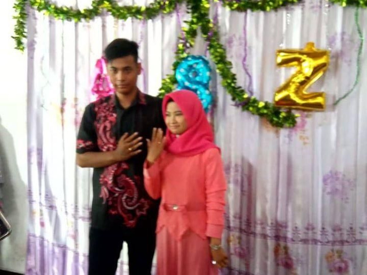 Ponari yang pernah viral sebagai dukun cilik yang mempunyai batu ajaib resmi melamar sang kekasih&comma; Aminatuz Zuroh&period; Berikut 7 potret cantik calon istrinya&period;