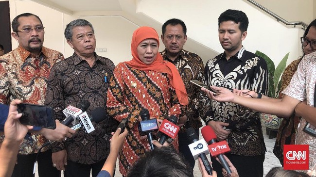 Gubernur Jawa Timur Khofifah Indar Parawansa tengah mengkaji pembangunan Light Rail Transit (LRT) di kawasan Gerbangkertosusila.